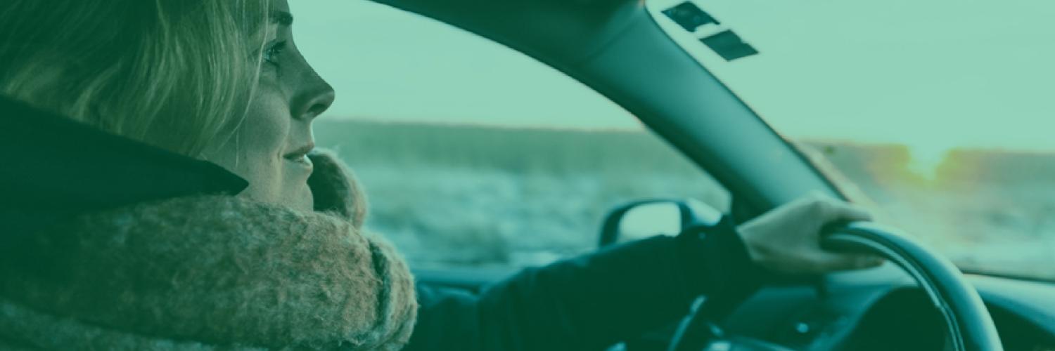 Person i bil på vinterväg - personalbil Arval